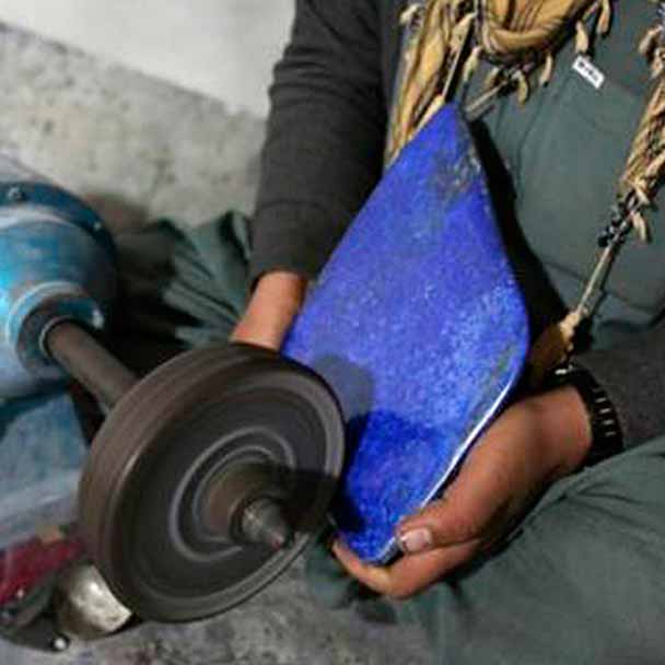 Artesano afgano puliendo una placa de lapislázuli